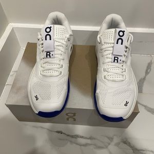 On THE ROGER Pro White/Indigo Sneakers